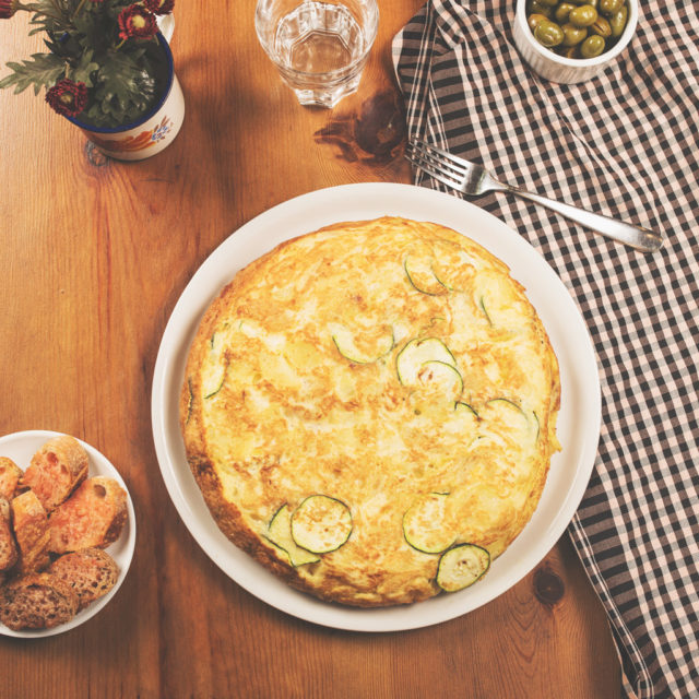 Truita de patata, ceba i carbassó