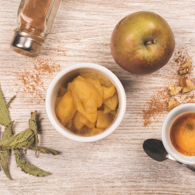 Compota de poma amb canyella i sucre morè