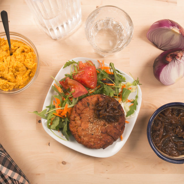 Hamburguesa de soja i verdures amb ceba caramel·litzada